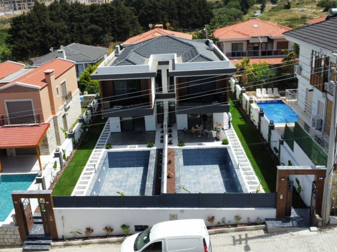 ÇEŞME ŞİFNE’DE SATILIK HAVUZLU LÜKS VİLLA